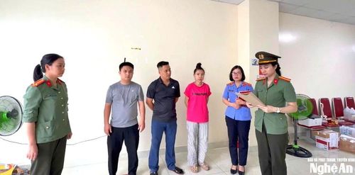 Cơ quan An ninh điều tra, Công an tỉnh Nghệ An đọc Quyết định khởi tố vụ án, khởi tố bị can đối với Vi Văn Đông, Vũ Thị Hà và Phạm Bá Tài về tội “Lừa đảo chiếm đoạt tài sản”. Ảnh: Phạm Thủy