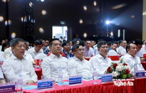 Các đại biểu tham dự khai mạc hội nghị.