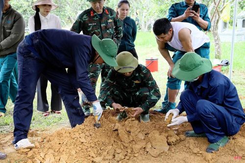 Ban Chỉ đạo 515 tỉnh triển khai nhiệm vụ tìm kiếm, quy tập hài cốt liệt sĩ theo các nguồn tin do chính quyền và Nhân dân cung cấp tại xã Hương Bình.