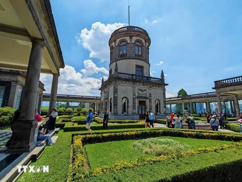 Tháp Caballero Alto, điểm cao nhất của lâu đài Chapultepec với kiến trúc nổi bật. (Ảnh: Phương Lan/TTXVN)
