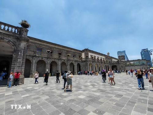 Khuôn viên sân xung quanh lâu đài Chapultepec. (Ảnh: Phương Lan/TTXVN)