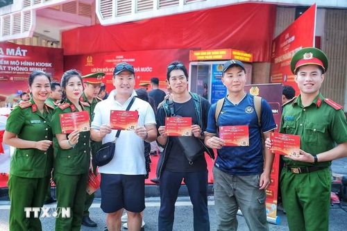 Cán bộ Công an Việt Nam và cảnh sát Nhật Bản chụp ảnh lưu niệm tại khu vực triển khai thí điểm mô hình Kiosk “Trạm Cảnh sát thông minh”. (Ảnh: Phạm Tuấn Anh/TTXVN)