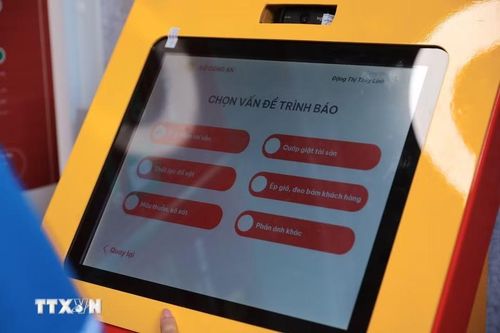 Giao diện chức năng “Trình báo, phản ánh” trên Kiosk “Trạm Cảnh sát thông minh”, cho phép người dân lựa chọn các nhóm vấn đề cần phản ánh như mất trộm, cướp giật tài sản, thất lạc đồ vật, mâu thuẫn, xô xát… (Ảnh: Phạm Tuấn Anh/TTXVN)
