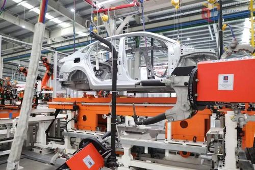 Lắp ráp xe ôtô tại Nhà máy Ôtô Thành Công đang đóng góp quan trọng cho tăng trưởng của tỉnh. (Ảnh: Cổng thông tin điện tử tỉnh Quảng Ninh)