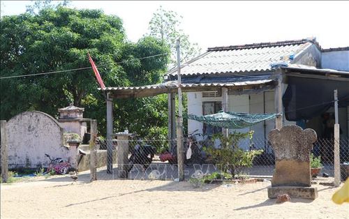 Một ngôi nhà nằm lọt thỏm giữa những ngôi mộ.