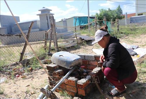 Giếng khoan của người dân nằm ngay cạnh những ngôi mộ.