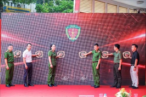 Các đại biểu thực hiện nghi thức ra mắt triển khai thí điểm mô hình Kiosk “Trạm Cảnh sát thông minh”. Ảnh: Phạm Tuấn Anh/TTXVN