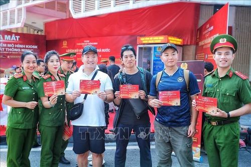 Cán bộ Công an Việt Nam và cảnh sát Nhật Bản chụp ảnh lưu niệm tại khu vực triển khai thí điểm mô hình Kiosk “Trạm Cảnh sát thông minh”. Ảnh: Phạm Tuấn Anh/TTXVN