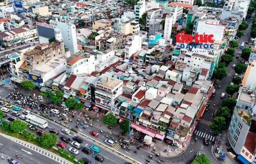 Nhìn từ trên cao, khu vực chợ Gà - chợ Gạo có nhà cửa san sát nhau, ánh sáng khó mà lọt vào bên trong, dẫn đến tình trạng "ban ngày cũng như ban đêm".