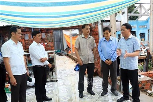 Phó Bí thư Thành ủy Cần Thơ Trần Văn Huyến (ngoài cùng bên phải) trao đổi, chỉ đạo chính quyền xã triển khai các phương án khắc phục sạt lở tại Nhơn Mỹ. Ảnh: TTXVN phát