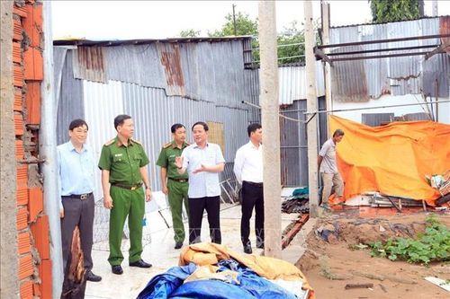 Lãnh đạo Thành ủy Cần Thơ cùng một số sở, ngành và lãnh đạo địa phương kiểm tra hiện trạng sạt lở gây thiệt hại nhà ở của người dân tại xã Nhơn Mỹ. Ảnh: TTXVN phát