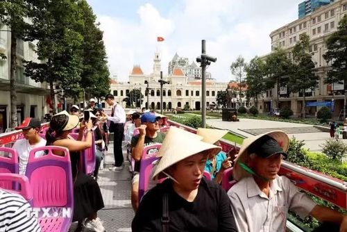 Khách quốc tế tham quan trung tâm TPHCM bằng xe bus hai tầng. (Ảnh: Hồng Đạt/TTXVN)