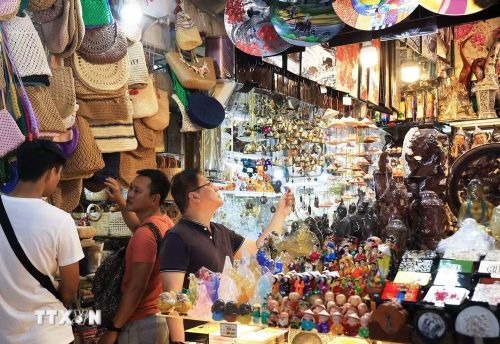 Khách quốc tế tham quan, mua sắm tại Chợ Bến Thành. (Ảnh: Hồng Đạt/TTXVN)