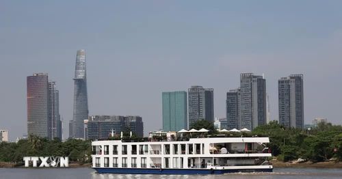 Tàu du lịch hạng sang chở khách tham quan TPHCM trên sông Sài Gòn. (Ảnh: Hồng Đạt/TTXVN)