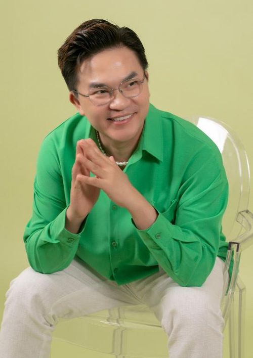 Trước khi có những vai diễn cá tính hơn, Đại Nghĩa từng góp mặt trong Cô dâu đại chiến với vai Khải. Bộ phim thuộc dòng hài - tình cảm, xoay quanh cuộc sống và những màn đối đầu của nhóm phụ nữ cùng vướng vào một người đàn ông đào hoa. Sự xuất hiện của Đại Nghĩa góp phần tạo thêm màu sắc hài hước cho tác phẩm. Phim từng đạt khoảng 37,6 tỷ đồng, trở thành một trong những tác phẩm thương mại đáng chú ý của điện ảnh Việt thời điểm đó. Đại Nghĩa sau đó tiếp tục trở lại với Cô dâu đại chiến 2 trong vai Giáo sư, giúp anh duy trì sự hiện diện trong dòng phim giải trí.