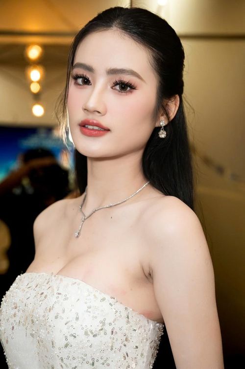 Hậu hậu Ý Nhi đang theo học tại Australia.