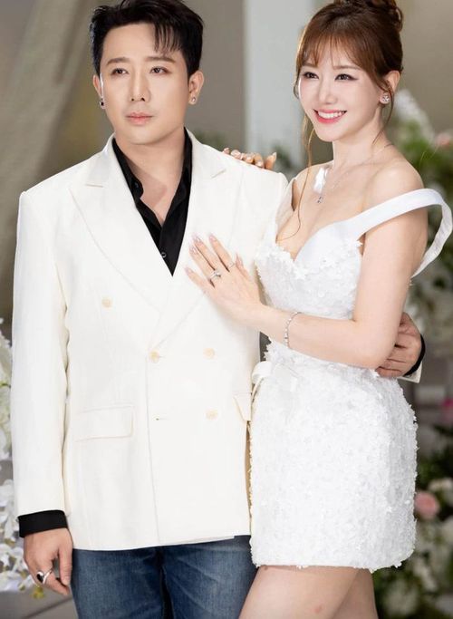 Trấn Thành đồng hành cùng Hari Won trong show diễn vừa rồi. (Ảnh: FBNV)