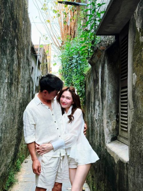 Mỗi khi Hòa Minzy chia sẻ hình ảnh có sự xuất hiện của "người ấy", khán giả lại dành nhiều sự chú ý. Ảnh: FBNV