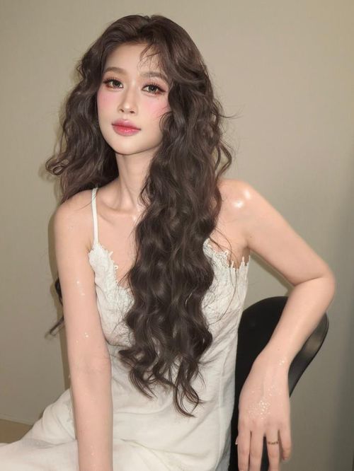 Những lọn tóc xoăn ôm lấy gương mặt, lớp make-up trong trẻo cũng góp phần tạo nên sức hút cho Thiên Ân. Ảnh: Threads Hiwon