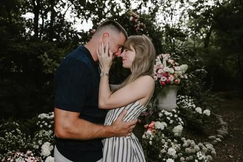 Cặp đôi “đều cảm thấy vô cùng biết ơn vì tất cả những gì họ đang có”, theo nguồn tin của People.