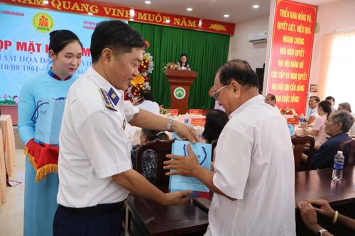 Đại tá Dương Xuân Dũng - Phó Chủ nhiệm Chính trị, Bộ Tư lệnh Vùng Cảnh sát biển 4 trao quà cho các nạn nhân chất độc da cam - Ảnh CSB4