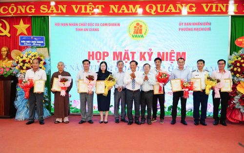 Hội nạn nhân chất độc da cam/Dioxin tỉnh An Giang trao tặng giấy chứng nhận cho các tập thể, cá nhân ủng hộ Quỹ nạn nhân chất độc da cam/dioxin tỉnh An Giang - Ảnh CSB4