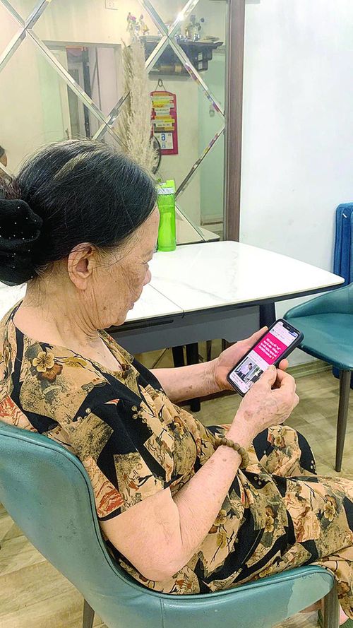 Niềm vui của bà Lan bây giờ là chiếc điện thoại thông minh