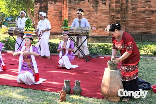 Chị Mỹ Xinh đang trình diễn nặn gốm cho khách du lịch Hàn Quốc, Nhật Bản tại tháp Bánh Đôi - Gia Lai.