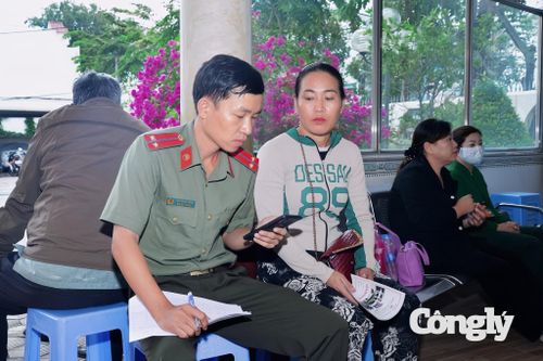 Hình ảnh những thầy thuốc mang quân hàm ân cần đón tiếp, tận tình hướng dẫn người dân đã trở nên thân thuộc