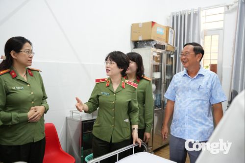 Thiếu tướng Dương Thị Thu Hằng, Giám đốc Bệnh viện 30-4 (Bộ Công an) hỗ trợ chuyên môn và chuyển giao kỹ thuật tại Bệnh viện Công an tỉnh