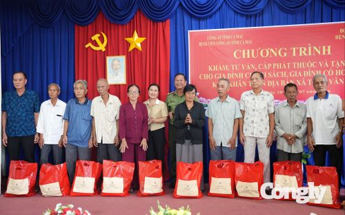 Bệnh viện Công an tỉnh trao tặng hàng trăm phần quà cho gia đình chính sách, người có công với cách mạng, gia đình có hoàn cảnh khó khăn