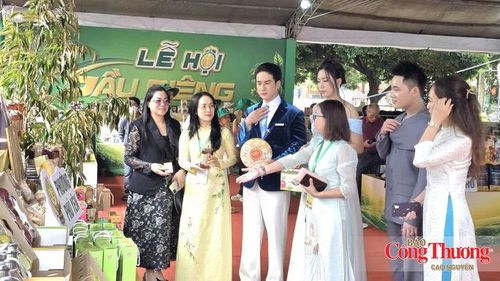 Các đại sứ lễ hội tham gia quảng bá hình ảnh sầu riêng Đắk Lắk.