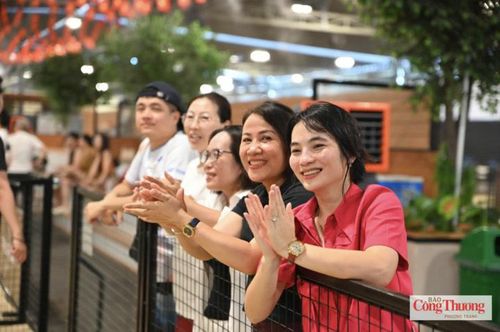 Các cổ động viên cổ vũ các vận động viên thi đấu.