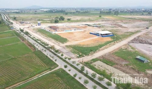 Chỉ số “tiếp cận đất đai” có điểm trung vị thấp nhất cho thấy cần tiếp tục cải thiện khả năng tiếp cận nguồn lực đất đai cho DN (Trong ảnh: Dự án đầu tư xây dựng và kinh doanh hạ tầng Khu Công nghiệp WHA Smart Technology 1 - Thanh Hóa đang triển khai thi công).