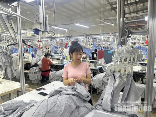 Công nhân Công ty TNHH May Thiên Nam, thôn Hưng Phát, xã Hà Trung trong ca sản xuất.