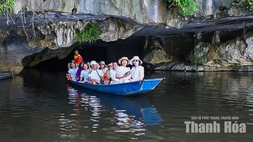 Trong những ngày nắng nóng, khi thuyền đưa du khách xuyên qua lòng động, luồng gió mát lành từ sâu trong núi tạo cảm giác như bước vào một thế giới hoàn toàn khác với không gian bên ngoài.
