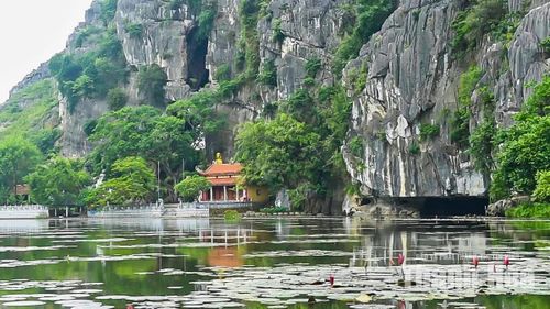 Không chỉ hấp dẫn bởi cảnh quan trên mặt nước, danh thắng Kim Sơn còn sở hữu hệ thống 7 hang động độc đáo thông với nhau trong lòng núi. Trong đó, động Ngọc Hồ, Ngọc Kiều và động Tiên Sơn là những điểm đến tạo nên sức hút riêng cho hành trình khám phá.