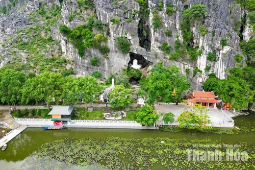 Chùa còn có tên Ngọc Sơn Linh Ứng thiền tự, nằm trong quần thể danh thắng Kim Sơn, ở vị trí lưng tựa vách núi, mặt hướng ra vùng đầm hoa súng rộng lớn. Bao quanh ngôi chùa là những dãy núi đá hùng vĩ, tạo nên một không gian vừa khoáng đạt vừa thanh tịnh.