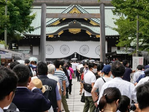 Người dân xếp hàng để cầu nguyện tại đền Yasukuni ở Tokyo. Ảnh: EPA.