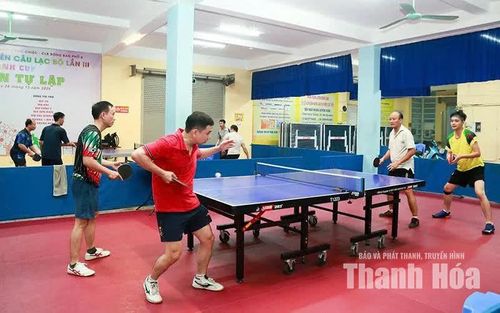 Thành viên CLB bóng bàn T&T (phường Hạc Thành) giao lưu, thi đấu đều đặn hàng ngày.
