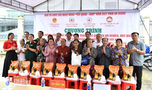 Trao quà cho người dân có hoàn cảnh khó khăn trên địa bàn xã Thạnh Lộc.