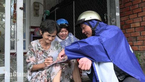 Các tổ công tác đến tận nhà phát phiếu, thu nhận ý kiến nhân dân về đề án.