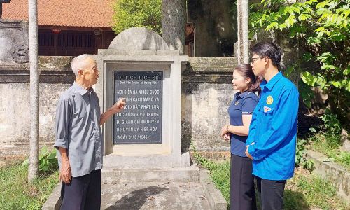 Cụ Nguyễn Văn Tiệp kể chuyện lịch sử quê hương. 