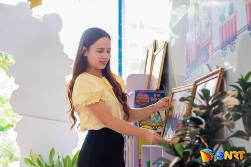 Đảng viên Bùi Thị Linh luôn áp dụng chuyển đổi số, ứng dụng công nghệ trong chuyên môn và các nhiệm vụ do chi bộ giao nhiệm vụ. Ảnh: HOÀNG ĐẠO
