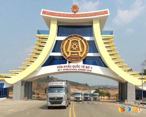 Phương tiện của Công ty TNHH F.D.T (Đà Nẵng) vận chuyển hàng xuyên biên giới từ Lào qua Cửa khẩu quốc tế Bờ Y (Quảng Ngãi). Ảnh: CÔNG TÚ