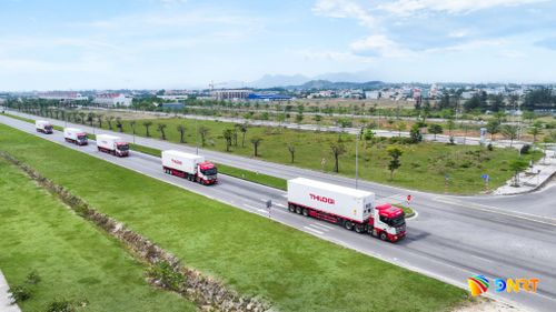 Đội xe vận chuyển hàng xuyên biên giới của Công ty Giao nhận vận chuyển quốc tế Trường Hải (THILOGI). Ảnh: CÔNG TÚ