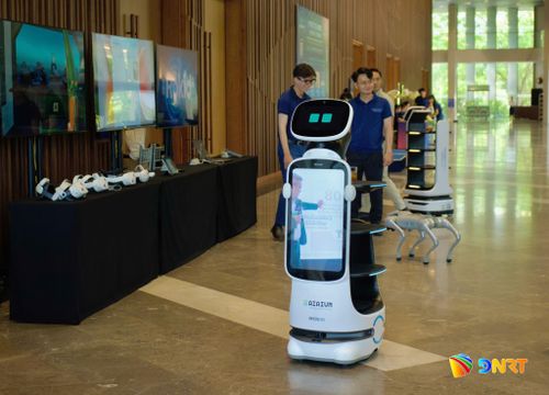 Furama Resort Đà Nẵng đã đưa vào ứng dụng robot ở khu vực tiền sảnh làm trợ lý phục vụ khách. Ảnh: ĐOÀN HẠO LƯƠNG