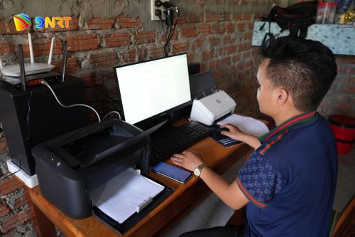 Nhờ đầu tư đồng bộ, anh Zơrâm Mạp, Bí thư Chi bộ thôn Apát, xã Avương đã sử dụng thành thạo thiết bị công nghệ thông tin phục vụ công việc tại thôn. Ảnh: HIỀN THÚY