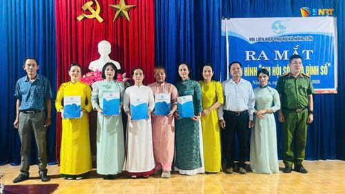 Với Mô hình "Chi hội số - Gia đình số", mỗi gia đình có ít nhất một thành viên đủ khả năng hỗ trợ người thân tiếp cận và sử dụng các dịch vụ số.Ảnh: Thu Phương