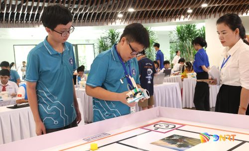 Các đội thi đấu trực tiếp tại sa bàn. Ảnh: NGỌC HÀ